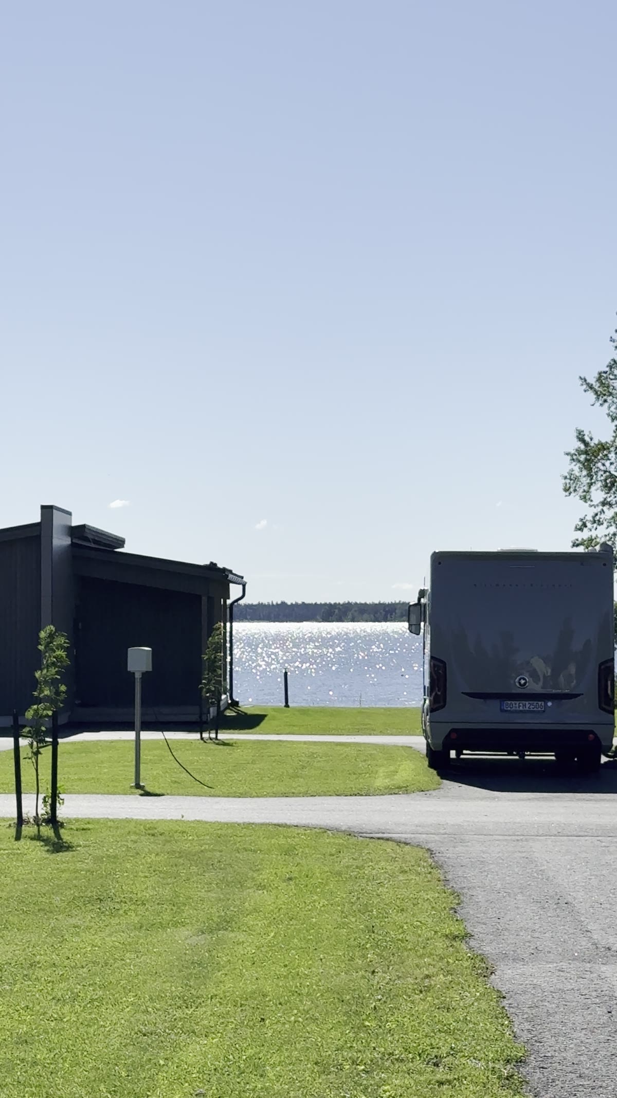 Lakeside Villa houses and motorhomes at Strandis